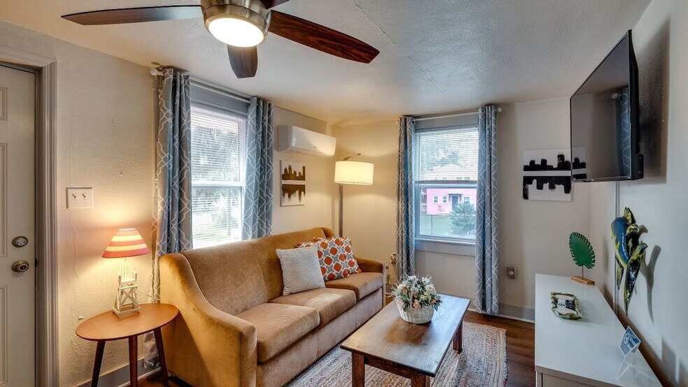 Primary Photo - 2 Skinner Pl