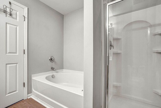 Building Photo - BEAUTIFUL TOWNHOUSE WITH COMMUNITY POOL