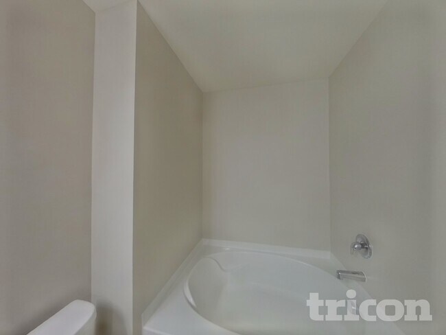 Building Photo - 2028 Stoney Pointe Cir