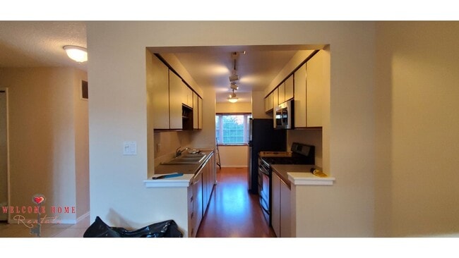 Building Photo - 2 bedroom townhome condo with AMAZING view...