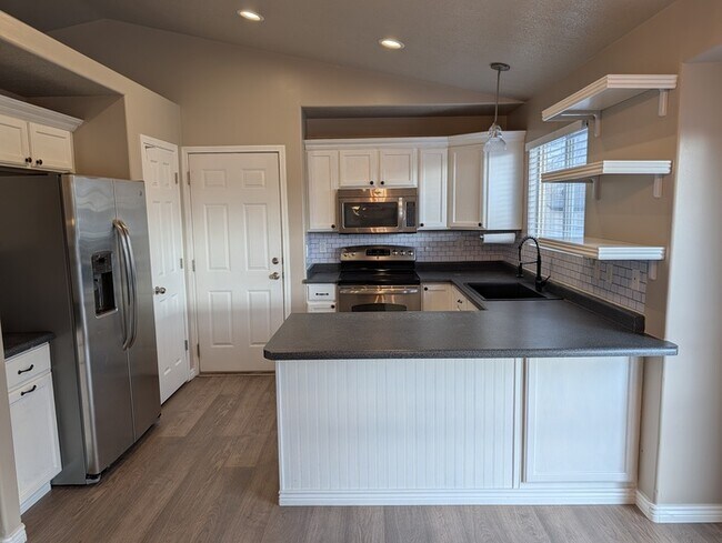 Building Photo - 5 Bedroom Home New Carpet and Paint