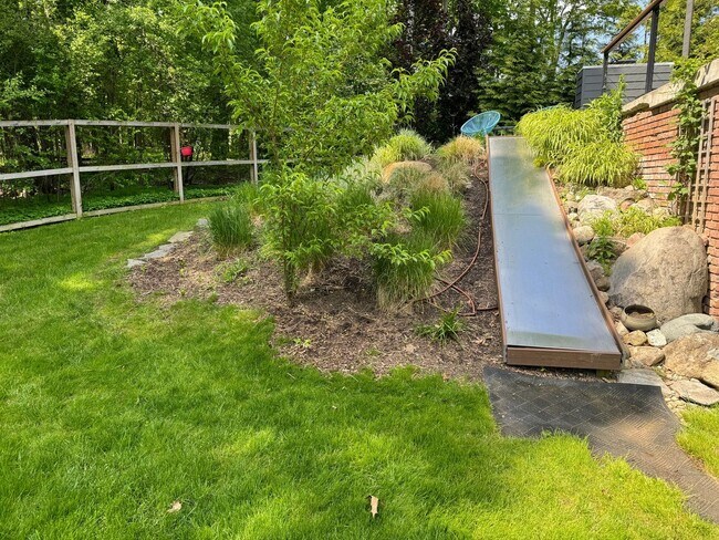 Building Photo - large modern home with big backyard, peace...