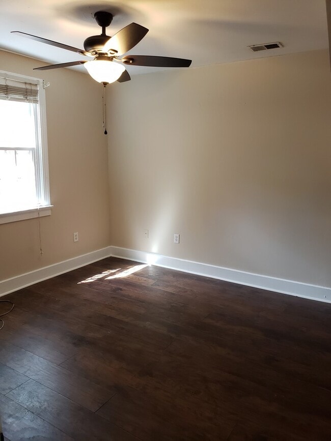 Building Photo - 4 Bedroom - 2 Bath - Great Location