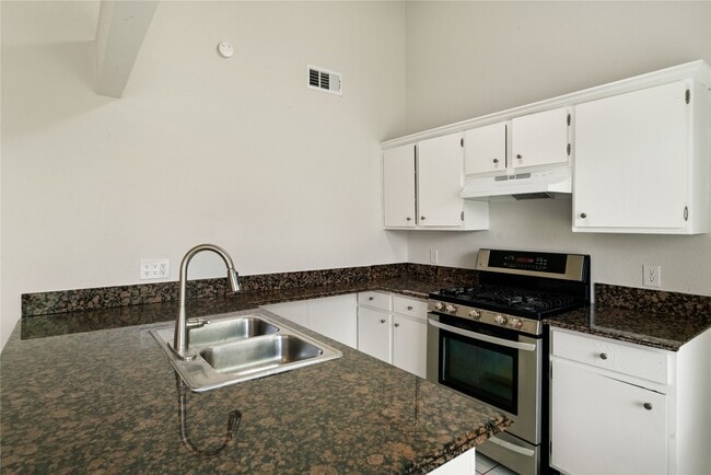 Building Photo - 11111 Drakeland Dr