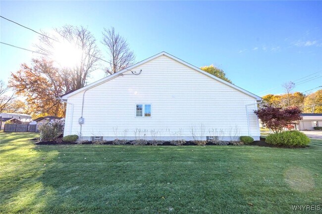 Building Photo - 105 Pine St