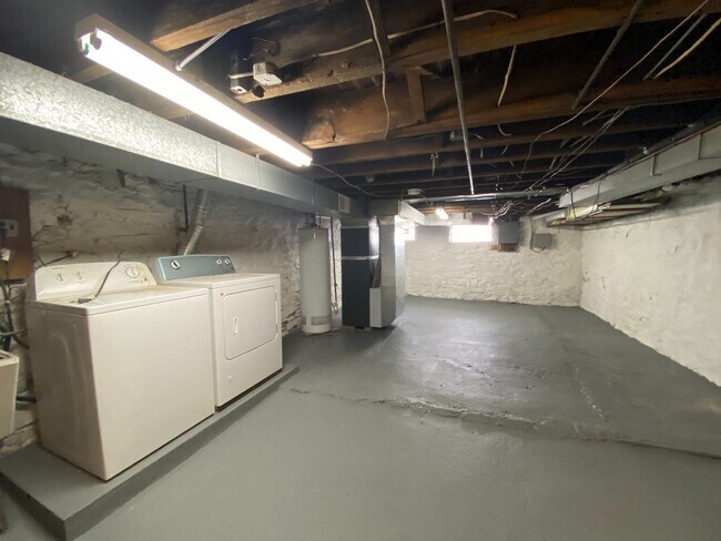 Building Photo - NEWLY RENOVATED 2 BEDROOM IN THE HEART OF ...