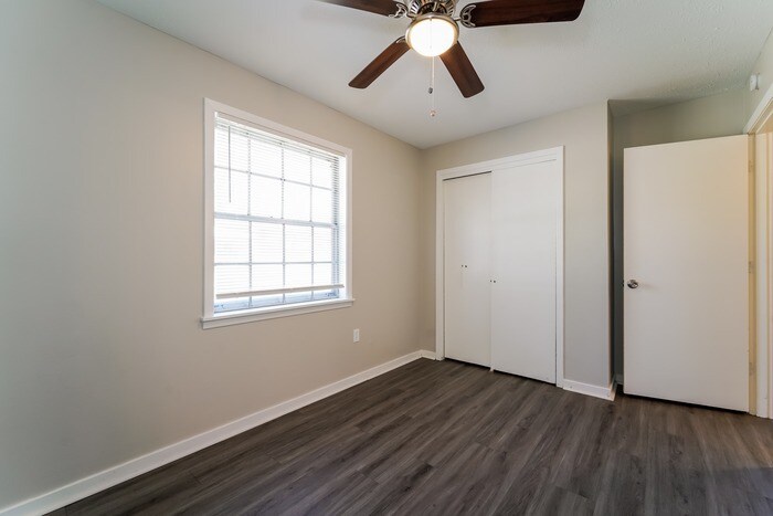 Building Photo - 2377 Napoleon Ave