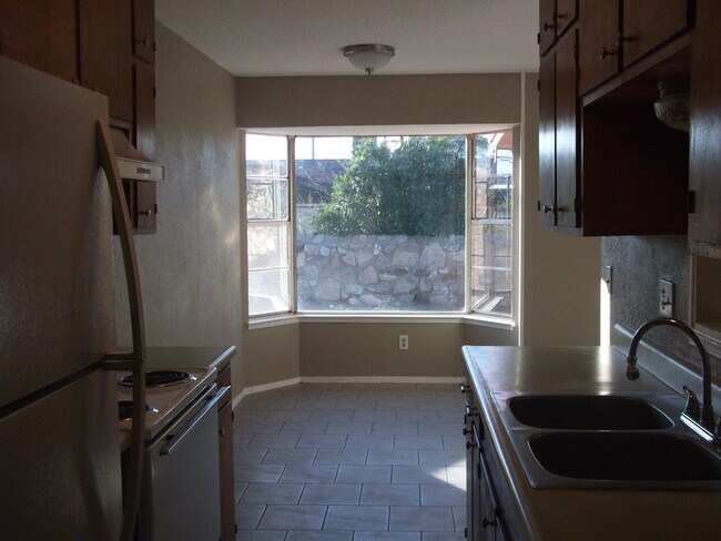 Building Photo - 205 Moon River St