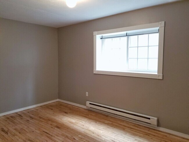 Building Photo - 2bed1ba, Newly remodeled condo on 1st floor. On bus line.