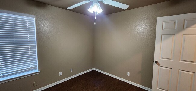 Building Photo - 3 Bedroom 2 Bath off Clear Creek Viewable ...