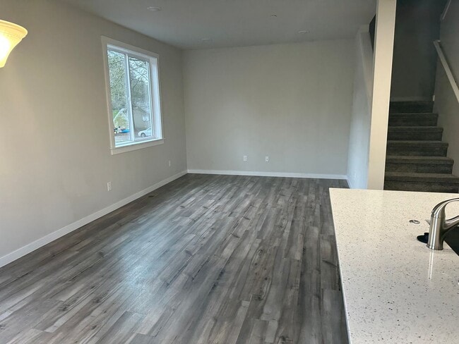 Building Photo - Newer low maintenance duplex in highly desired Camas area w/ great schools!