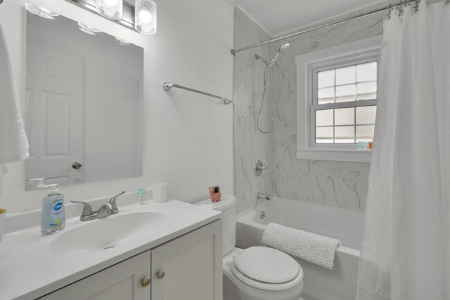 Building Photo - 812 E Olmstead Ave