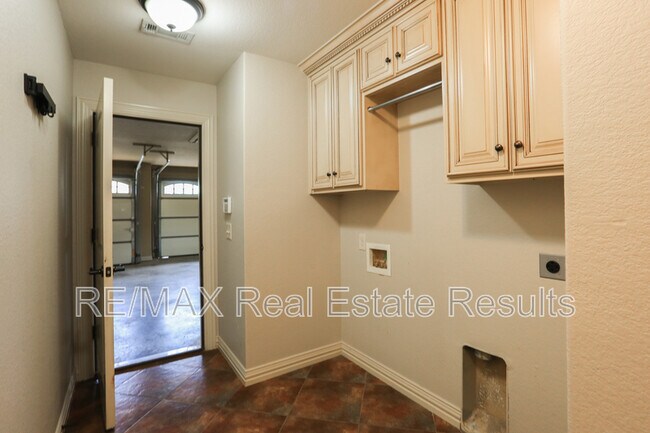 Building Photo - 3505 SW Cranbrook Ave