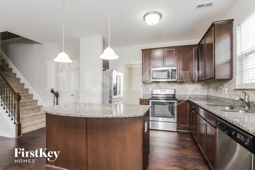 Building Photo - 3505 Panarama Dr