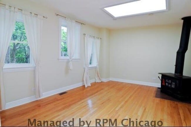 Building Photo - 1357 N Wolcott Ave
