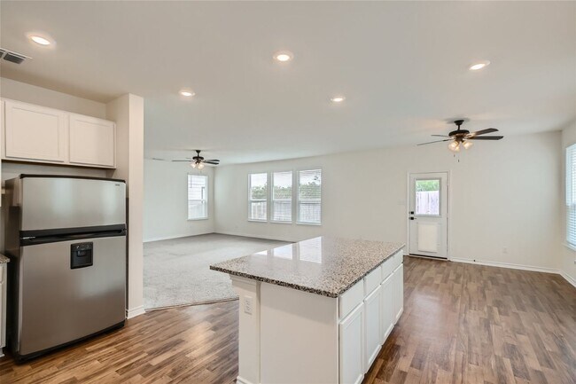 Building Photo - 4 bedrooms, loft, office, open floor plan ...