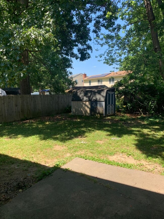 Building Photo - 3 Bedroom, 2.5 Bath single family home. Fenced yard with shed. New carpet and paint. Formal dinin...