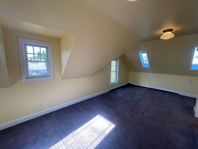 Building Photo - Stunning 3 bedroom/ 2 bath Victorian 2 sto...