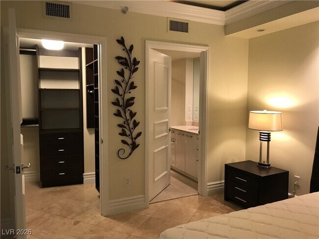 Building Photo - 322 E Karen Ave