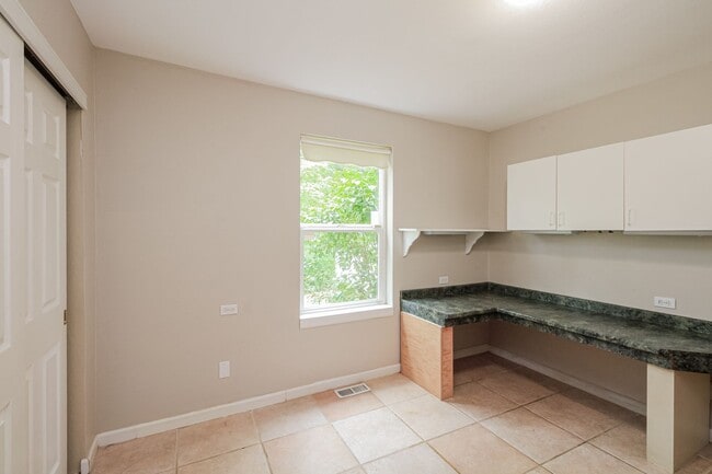 Building Photo - Move in Special! Ravensdale 3 Story,on shy...