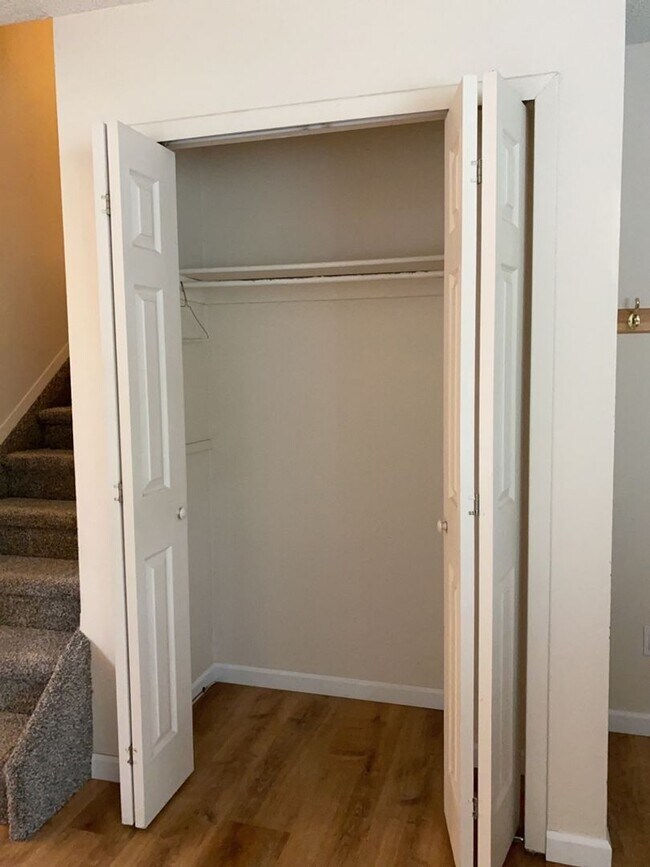 Building Photo - Spacious West-Side Tri-Level Home