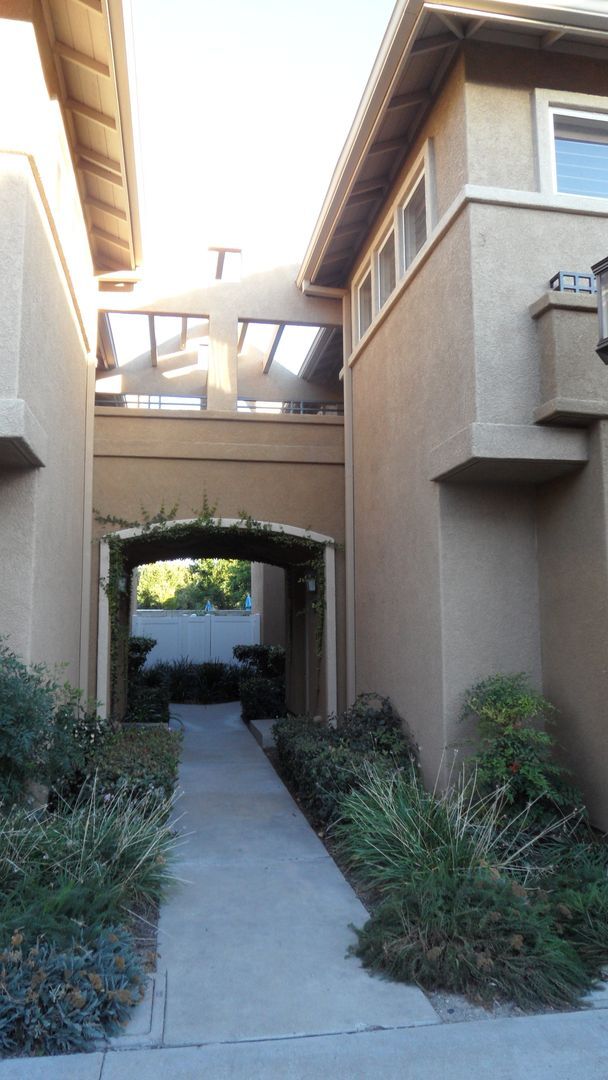 Building Photo - Clean & Spacious 2BR 2BA Two-Story, All Up...