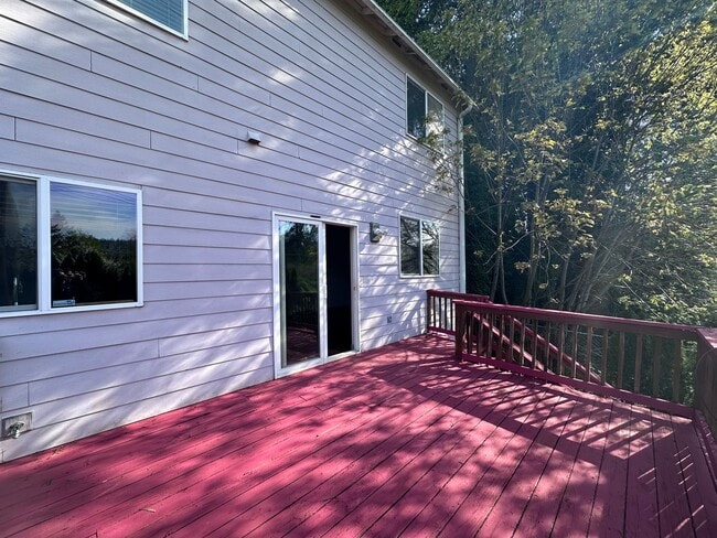 Building Photo - Welcome to this spacious and inviting single-family home w/fully fenced backyard! New Carpet Inst...