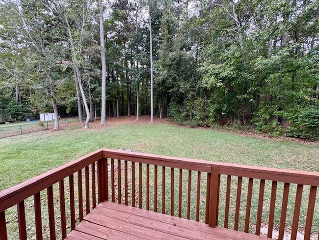 Building Photo - 5 minutes to White Oak!