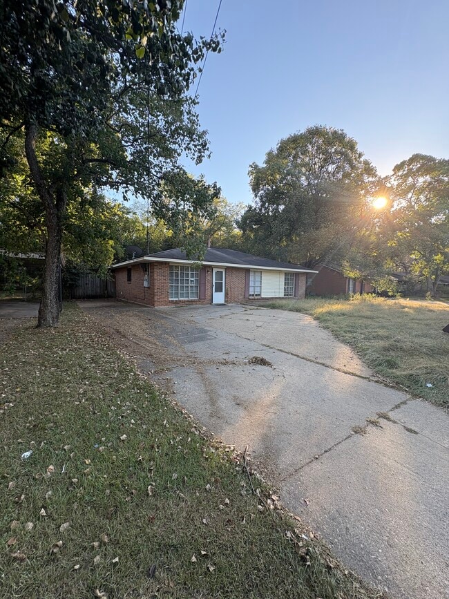 Primary Photo - 1542 Midway St