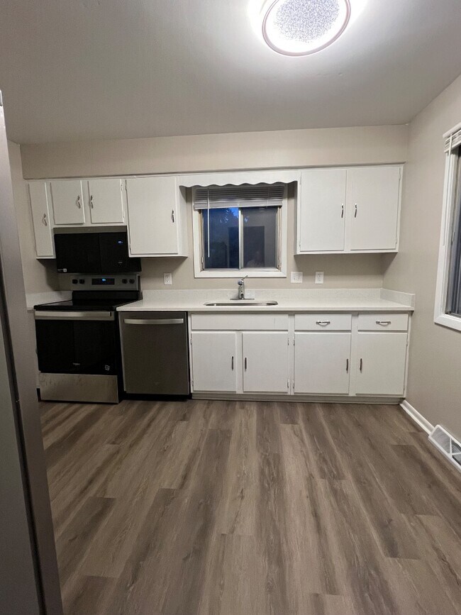 Building Photo - 11224 Roxbury Dr