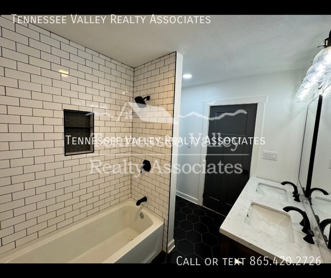 Building Photo - 3919 Beverly Pl