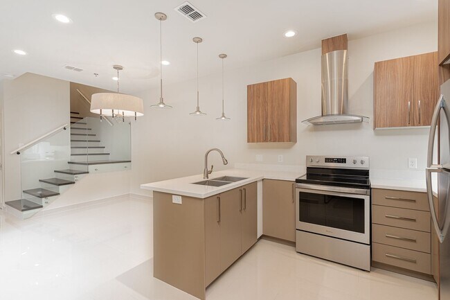 Building Photo - Beautiful 3 Bedroom Townhome in McAllen