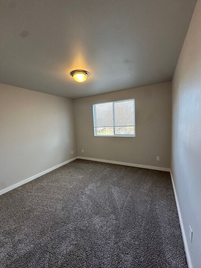 Building Photo - Juniper Ave 4-Plex (Juniper Prop.) - 02900-JUNI-00