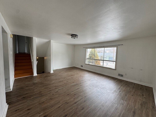 Building Photo - 812 Dickinson Dr