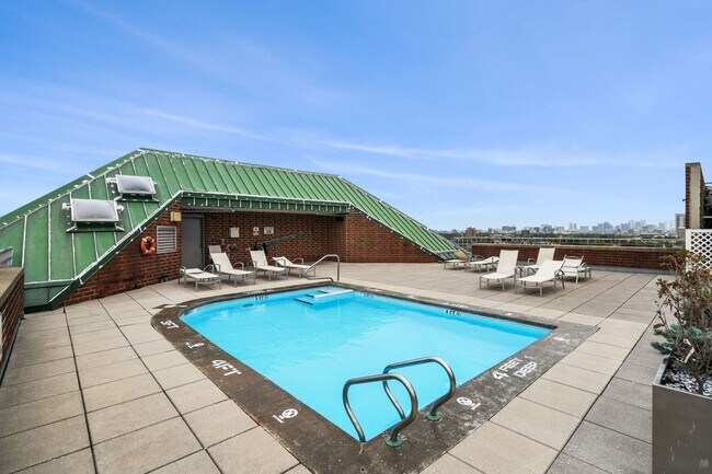 Building Photo - 1Br/1Bth, ready to move in. Heat/Hot Water...