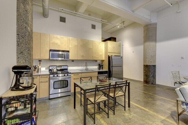 Building Photo - 700 N Washington Ave