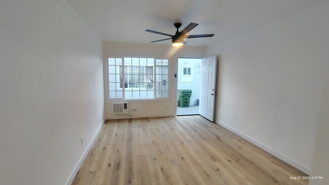 Building Photo - 1565 S Hobart Blvd