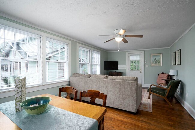 Building Photo - One Bedroom Garage Apartment in 5 Points!!