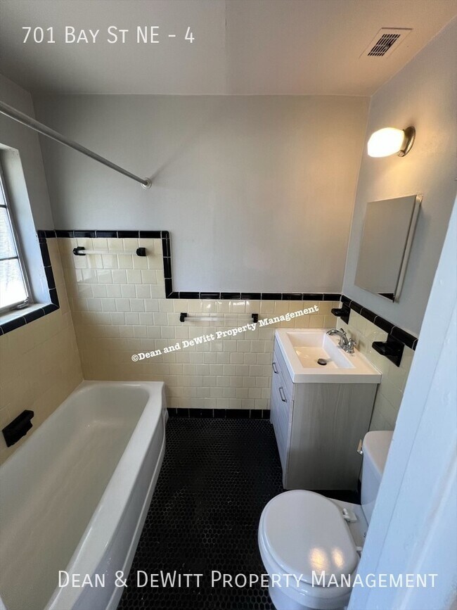 Building Photo - 701 Bay St NE