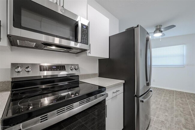 Building Photo - 927 W Olympia Ave