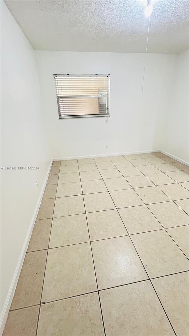 Building Photo - 978 SW 10th Dr