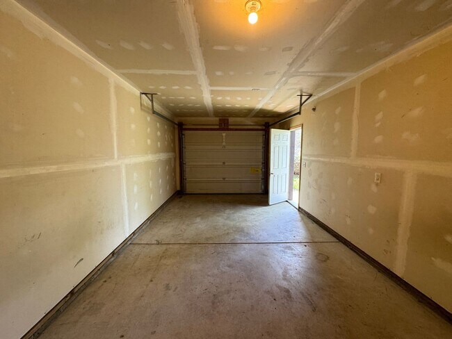 Building Photo - 1048/A/