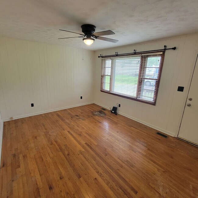 Building Photo - 3/1 Brick Ranch-Cookeville City-Carport