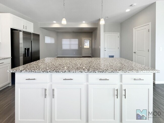 Building Photo - $0 DEPOSIT OPTION. SPACIOUS 4-BEDROOM, 3.5...