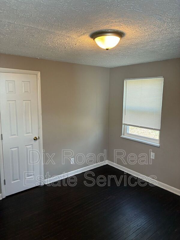 Building Photo - 3221 W Riverview Ave