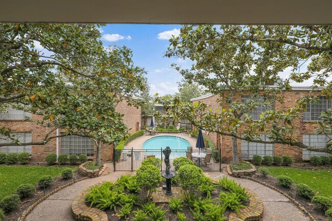 Building Photo - 2121 Fountain View Dr