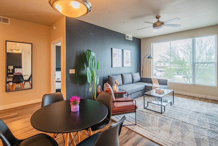 Building Photo - 2044 S Willow Creek Apartment