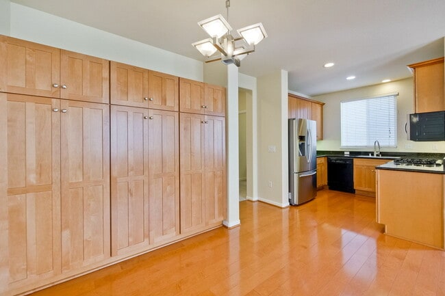 Building Photo - Large, Bright and Beautiful 3BR/2.5BA/2,195sf home in great condition!