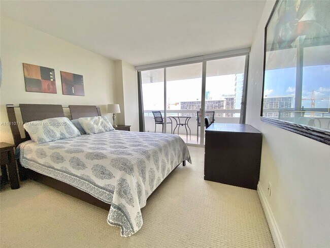 Building Photo - 1627 Brickell Ave