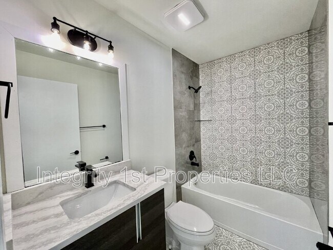 Building Photo - 905 SW Foxtail Dr